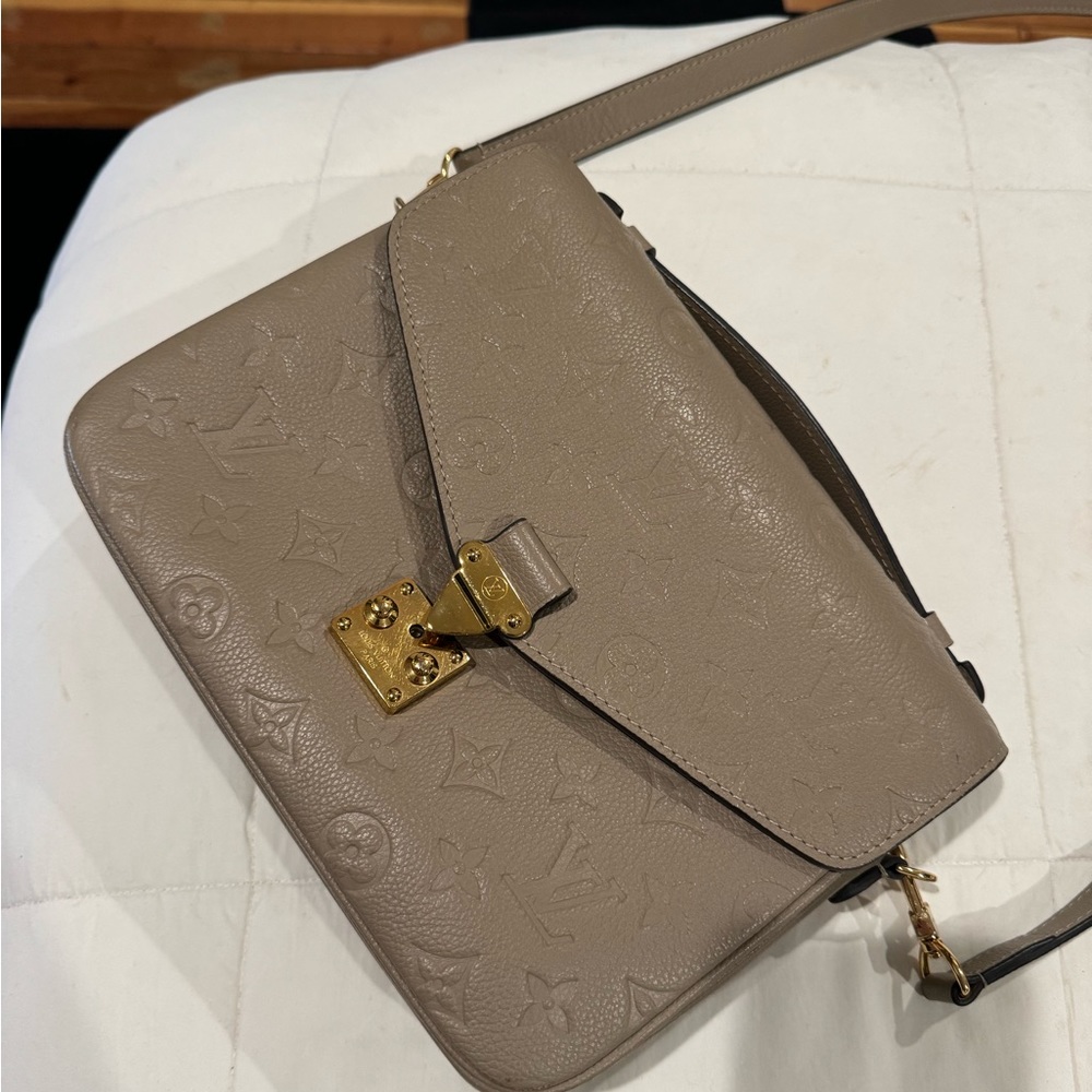 LV Pochette Metis nude shoulder bag.